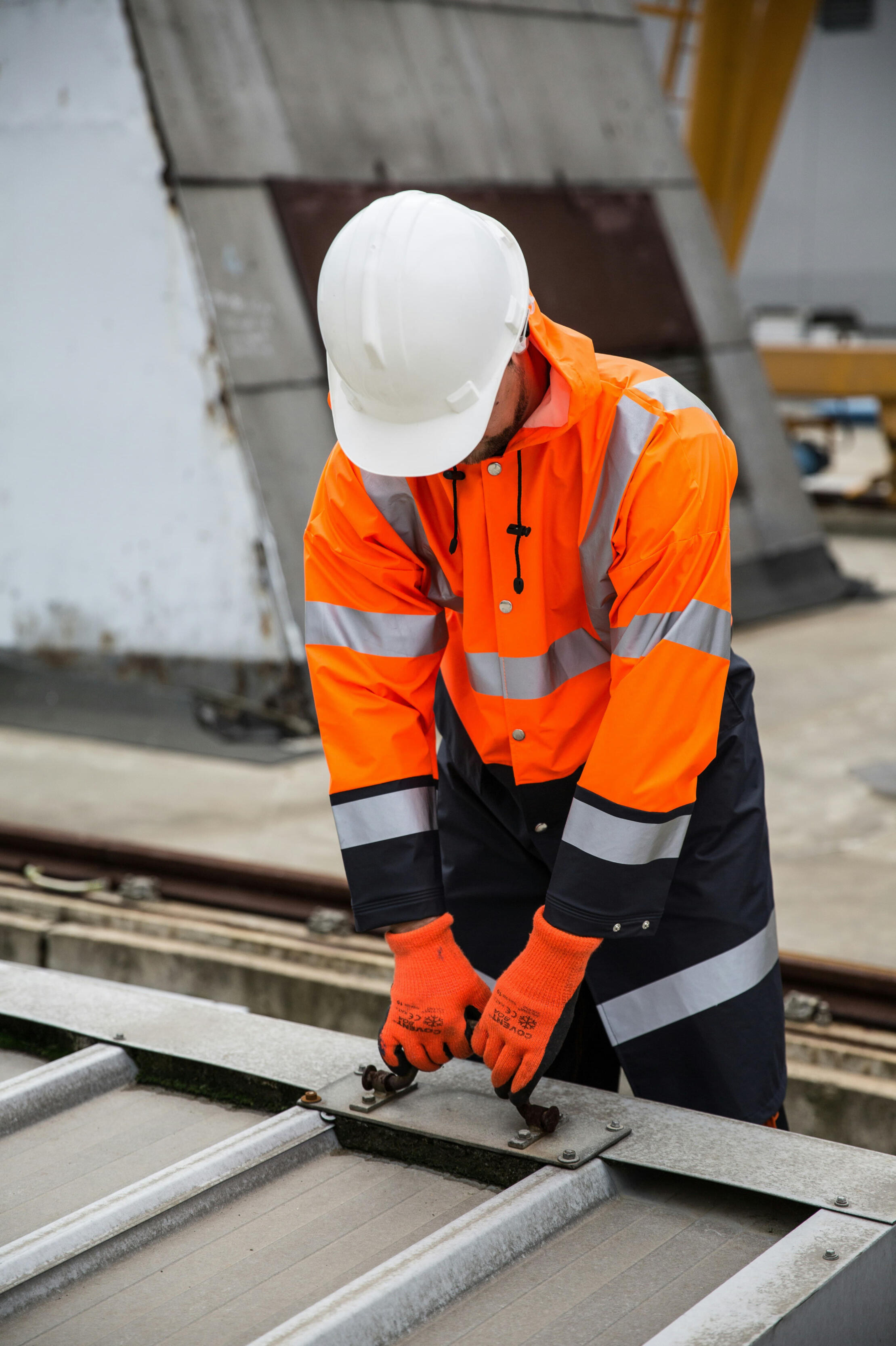 Derecho laboral en Australia Trabajador con casco y uniforme de seguridad representando derechos laborales en Australia